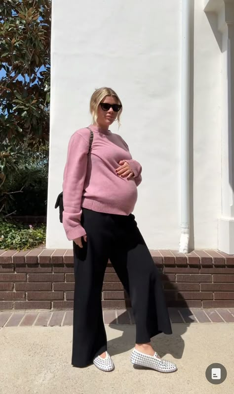 Sofia Richie Pregnant Style, Sophia Richie Pregnant, Sofia Richie Pregnant, Outfit Hamil, Pregnant Christmas Outfit, Summer Pregnancy Outfits Dresses, Sofia Vibes, Bump Fits, Pregnancy Fits