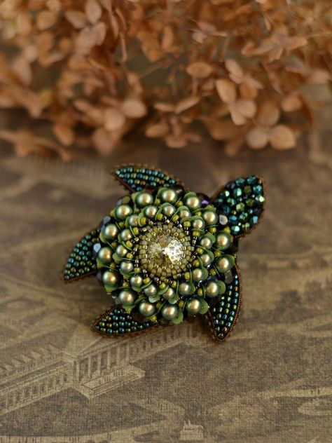 Beaded Sea Turtle Pattern, Beaded Earth Brooch, Elegant Blue Beaded Brooches, Sequin Crafts, Turtle Brooch, Felt Beads, Beaded Moth Brooch, Brooch Diy, Beading Crafts