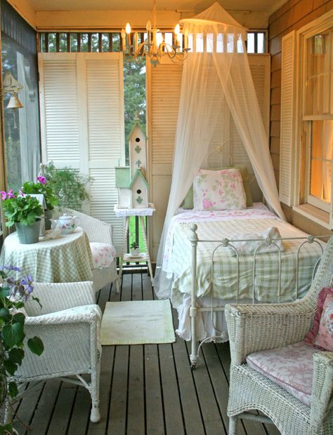 omg i want this Alcove Beds, Shabby Chic Veranda, Shabby Chic Porch, Shabby Chic Decorating, Sleeping Porch, Estilo Shabby Chic, Chic Bedding, Shabby Chic Bedding, Casa Vintage