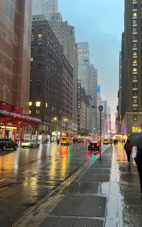 Rainy Day In New York, City Life Aesthetic, New York City Aesthetic, New York Wallpaper, Nyc Aesthetic, Nyc Life, New York Aesthetic, New York Life, City Vibe