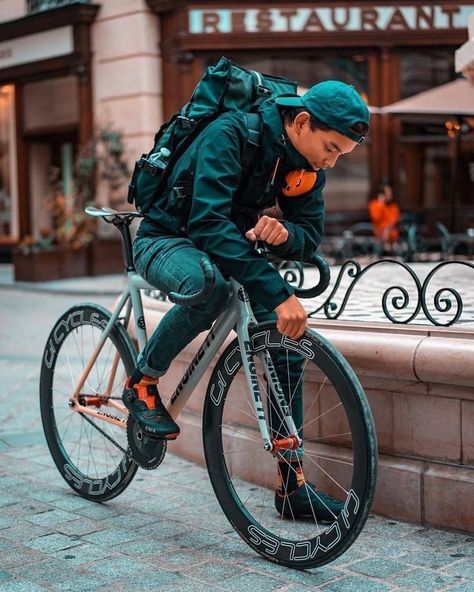 Urban Bike Style, King Of The Road, Vintage Bmx Bikes, Urban Bicycle, Cycling City, Cycling Photography, Bike Messenger, Urban Cycling, Ride A Bike