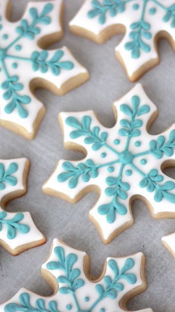 Christmas Cookie Snowflake, Christmas Sugar Cookies Snowflakes, Sugar Cookies Snowflake, Christmas Cookies Decorated Snowflake, Snowflake Cookies Decorated Royal Icing, Christmas Cookies Design Ideas, Sugar Cookies Christmas Decorated, Snowflake Decorated Cookies, Iced Sugar Cookies Christmas