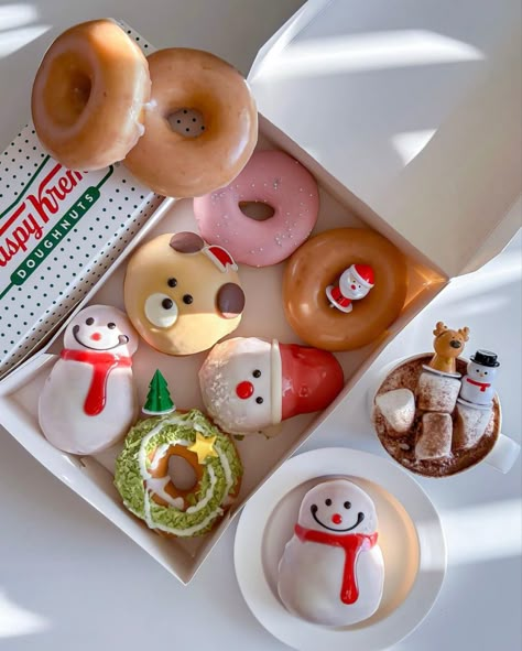 Krispy Kreme Christmas, Christmas Donuts Aesthetic, Aesthetic Treats, Secular Christmas, Winter Heart, Christmas Meals, Xmas Desserts, Christmas Donuts, Donut Decorations