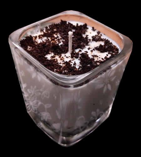 things-you-should-do-with-your-used-coffee-grounds(candle) Coffee Smell House, Coffee Ground Candles Diy, Coffee Candle Diy, Coffee Grounds Candle, Homemade Coffee Candles, Bug Repellent Candles, Diy Coffee Candle, Make Scented Candles, Candle Repurpose