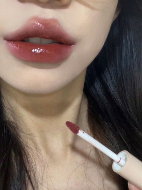 Spicy Douyin Makeup, Ulzzang Lips, Douyin Makeup Brown Skin, Douyin Lips, Cute Aesthetic Makeup, Cute Teeth, Berry Makeup, Chocolate Girl, Caramel Skin