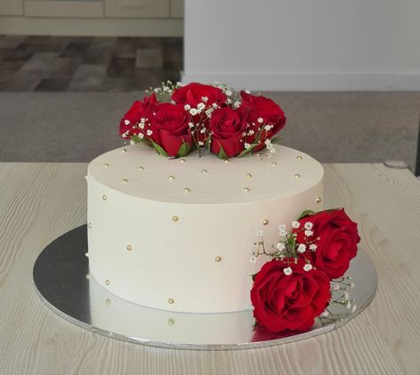 Red Wedding Cake Designs, Anniversary Cake Simple Design, Anniversary Simple Cake, Anniversary Cake Ideas Simple Easy, Wedding Anniversary Cake Design Simple, Red Rose Cake Design, White Cake With Red Roses, Unique Anniversary Cake Designs, Wedding Anniversary Cake Design