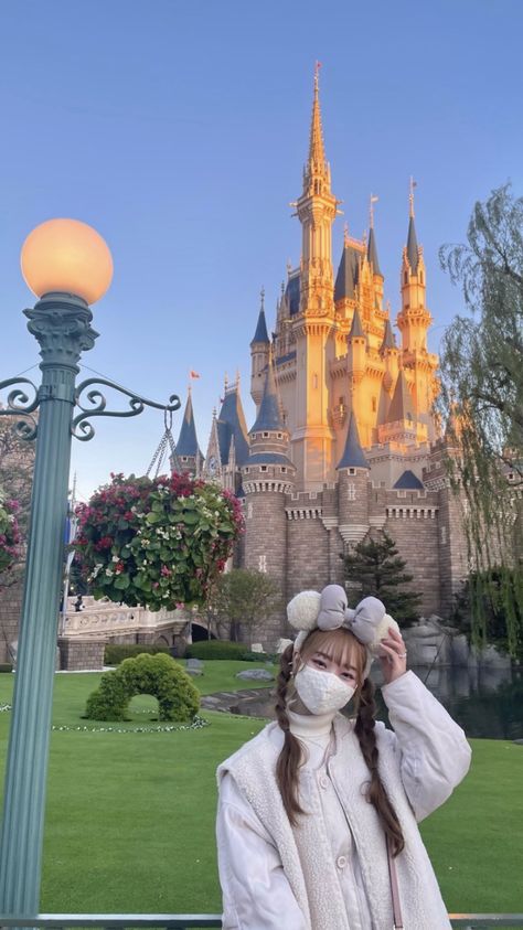 Tokyo Disneyland Instagram, Korean Disney Outfit, Tokyo Disneyland Photo Ideas, Tokyo Outfit Ideas, Disneyland Japan Outfit, Disneyland Tokyo Outfit, Disney Tokyo Outfit, Tokyo Disneyland Aesthetic, Tokyo Disneyland Outfit