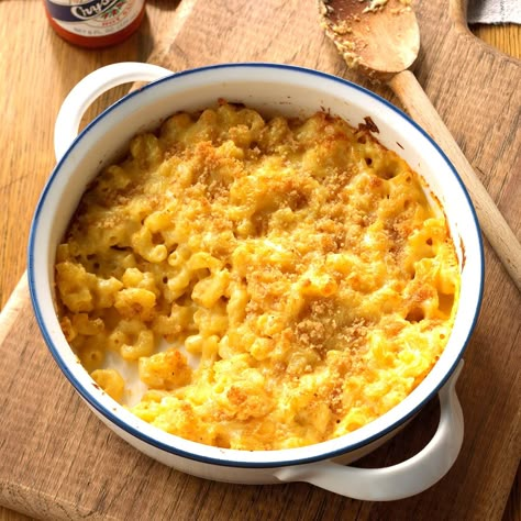 Mom's Macaroni and Cheese Recipe -The wonderful homemade goodness of this creamy macaroni and cheese makes it a staple side dish in my mother's kitchen and in mine as well. It has tender noodles and a crowd-pleasing golden crumb topping. -Maria Costello, Monroe, North Carolina Baked Mac And Cheese Recipe, Creamy Macaroni And Cheese, Macaroni N Cheese Recipe, Best Casseroles, Baked Mac N Cheese, Comfort Food Recipes Dinners, Mac And Cheese Recipe, Baked Mac, Mac N Cheese Recipe