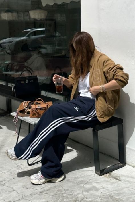 Mr Price Outfits, Adidas Track Top Outfit, How To Style Adidas Pants, Adidas Pants Outfit Fashion, Adidas Outfit Aesthetic, Adidas Track Pants Outfit, Athleisure Office, Adidas Pants Outfit, Cozy Summer Outfits