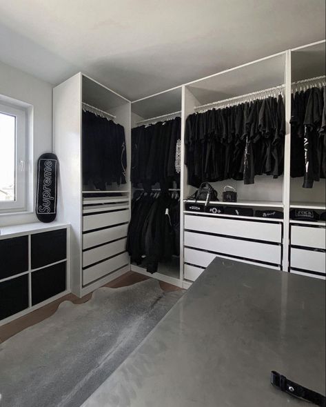 Walk In Closet Ideas Black And White, Monochrome Dressing Room, Black Appartement, All Black Closet, Black Dressing Room, Dressing Room Black, All Black Room, Mens Bedroom Decor, Black Closet