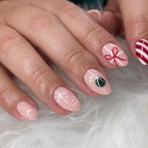 R e a g a n | AZ gel nail tech on Instagram: “FIRST XMAS SET❄️🎄 . @luminary_nail_systems Balance @shopmynailstuff . #handpainted #luminarybalance #luminarynailsystems #luxapolish…” Cute Simple Christmas Nails, Nails Design Trends, Simple Christmas Nails, Christmas Nails Design, Xmas Nail Designs, Acrylic Nails Almond Shape, December Nails, Retro Nails, Gel Acrylic Nails