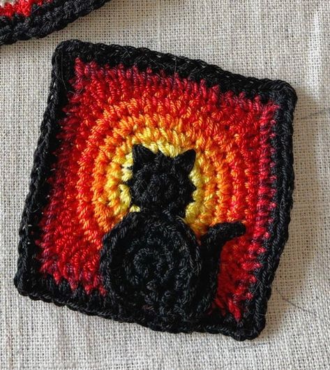 Kat Haken, Knot Tattoo, Halloween Crochet Patterns, Crochet Design Pattern, Crochet Square Patterns, Fun Crochet Projects, Granny Squares Pattern, Granny Square Crochet Pattern, Single Crochet Stitch