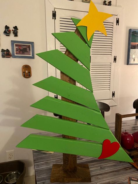 Grinch Christmas Tree Wooden, Grinch Wood Christmas Tree, Grinch Christmas Tree Diy Wood, Grinch Wood Tree, Pallet Christmas Presents, Grinch Wooden Christmas Tree, Grinch Pallet Tree, Wooden Grinch Tree, Pallet Christmas Tree Decorations