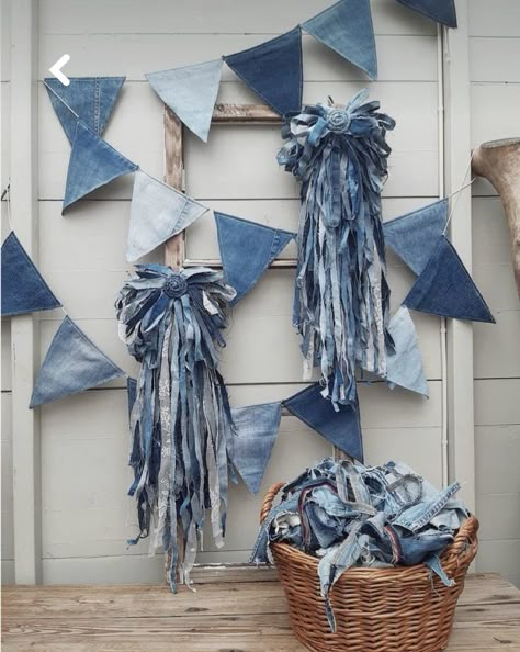 Denim Wreaths, Artisanats Denim, Denim And Pearls, Denim Party, Denim Scraps, Denim Crafts Diy, Flag Garland, Blue Jeans Crafts, Denim And Diamonds