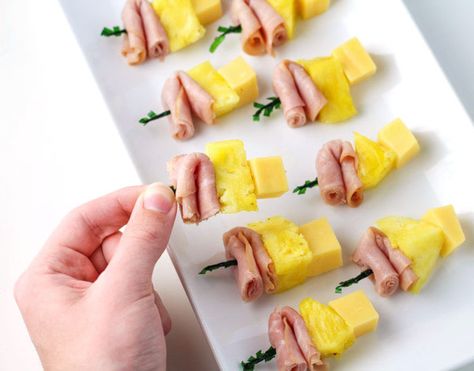 #ad These Ham, Pineapple, and Cheese Bites are the perfect easy appetizer to put together for any party! | tastefulventure.com made in partnership with Castle Wood Reserve Spring Party Appetizers, Pineapple And Cheese, Pineapple Appetizers, Ham Appetizers, Heart Waffles, Nice Meals, Charcuterie Cup, Twotti Fruitti, Ham Pineapple