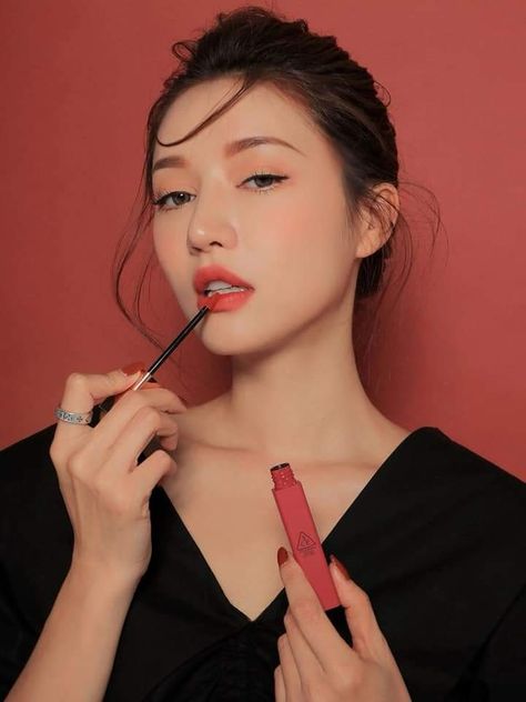 Lipstick Ad, Cosmetics Advertising, Skincare Products Photography, Ulzzang Makeup, Lip Serum, Glamour Makeup, Photoshoot Concept, Makeup Blog, Lip Cream