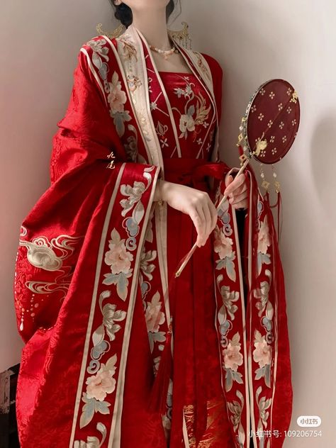 Red Chinese Traditional Dress, Red Chinese Aesthetic, Hanfu Dress Red, Chinese Clothes Traditional, Chinese Dress Traditional, Hanfu Red, Red Chinese Wedding Dress, Kimono Aesthetic, Red Chinese Dress