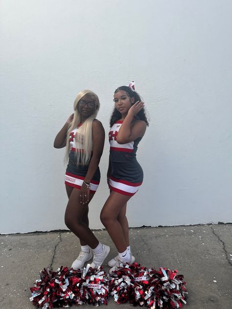 Cheer Black, Cute Cheer Pictures Black, Cheer Besties, Black Cheerleader Aesthetic, Cheerleader Aesthetic Black, Cheerleading Team Pictures, School Spirit Ideas Pep Rally, Black Teenage Girl, Cheer Practice Outfits