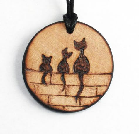 Cat Pyrography Wood Burning, Simple Pyrography Designs, Pirogravura Ideas, Cat Pyrography, Pirografo Ideas, Pyrography Necklace, Pyrography Ideas, Woodburning Ideas, Wood Burning Projects