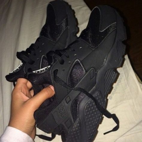 Nike Shoes Huarache, Black Huarache, Huaraches Shoes, All Black Shoes, Cute Sneakers, Fresh Shoes, Hype Shoes, Nike Fashion, Trendy Sneakers