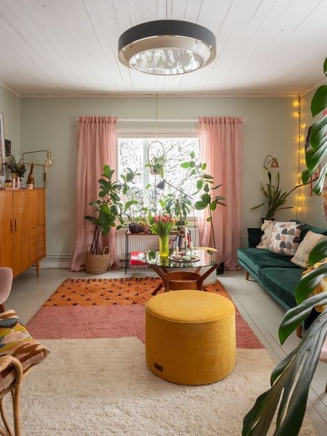 Pink And Green Living Room, Colourful Apartment, Happy Living Rooms, Chic Living Room Design, Living Room Pink, Boho Chic Living Room, Living Room Decor Inspiration, Pink Living Room, Colourful Living Room