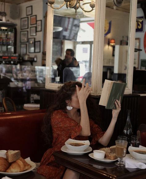 Paris Inspiration, It Doesn't Matter, Aesthetic Vibes, Woman Reading, Purple Light, Academia Aesthetic, Penguin Books, Coffee And Books, Doesn't Matter