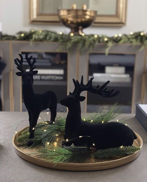 Black Christmas Decorations, Black Gold Christmas, Neutral Christmas Decor, Dark Christmas, Christmas Table Centerpieces, Modern Christmas Decor, Gold Christmas Decorations, Black Christmas Trees, Christmas Tree Inspiration