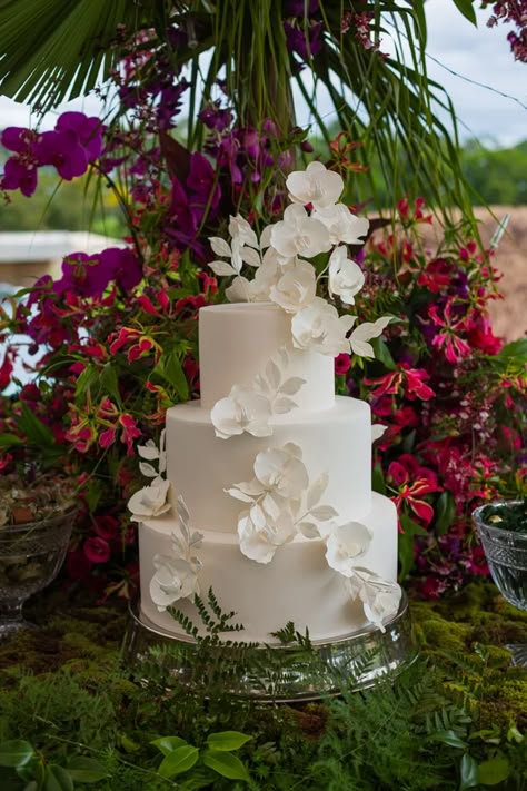 White Wedding Cake With Flowers, Bridesmaid Dresses Color Palette, Tropical Wedding Cake, Pretty Wedding Cakes, Classic Wedding Cake, Wedding Buffet, Bolo Fake, White Wedding Cake, Wedding Cakes With Flowers