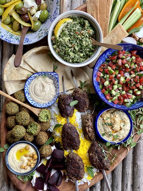 Turkish Meze Platter Ideas, Middle Eastern Food Board, Moroccan Mezze Platter, Middle Eastern Grazing Table, Middle Eastern Party Food Ideas, Mezze Dinner Party, Mezze Board Ideas, Middle Eastern Mezze Platter, Middle Eastern Starters