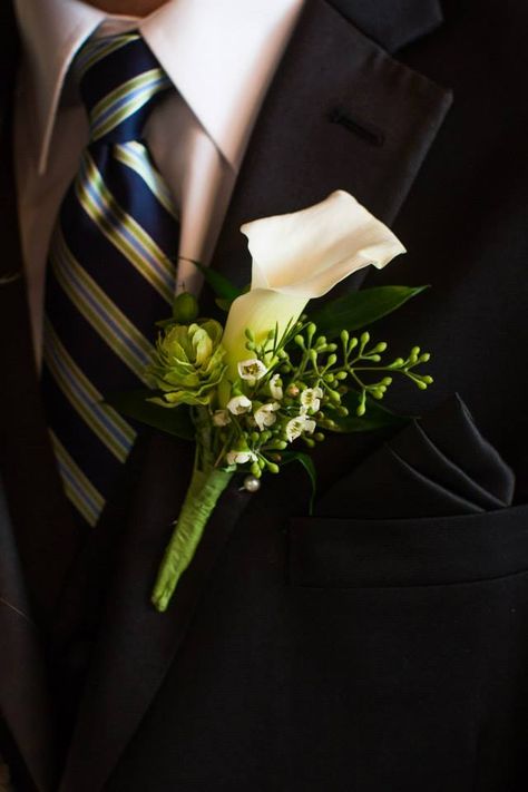 Groom mini calla lily and hops boutonniere with navy and green striped tie - Inlux Photography Lily Boutineer, Unique Boutonniere, White Calla Lily Boutonniere, Boutineer Calla Lily, Groom Boutonniere Calla Lily, Calla Lily And Orchid Boutonniere, Calla Lily Buttoniere, Purple Calla Lily Boutonniere, Calla Lillies Bouquet