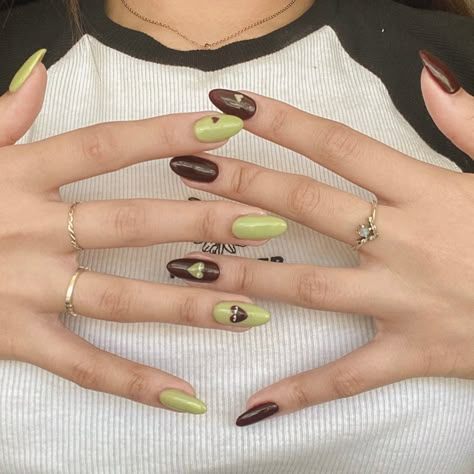 Cute Oval Nails Design Fall, Green And Brown Nails Aesthetic, Simple Earth Tone Nails, Brown Green Nails Design, Nail Green And Brown, Green Nails Aesthetic Vintage, Green And Brown Nails Ideas, Easy Nail Art Green, Sage Green Checkered Nails