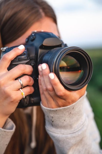 A young woman with a professional camera... | Free Photo #Freepik #freephoto #camera-photographer #photographer #shoot #camera Free Photo Editing Apps, Professional Camera, Photo Editing Apps, Editing Apps, Young Woman, Free Photo, In Nature, Professional Photographer, Film Photography