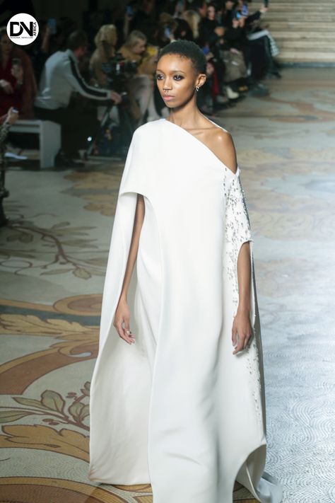 ANTONIO GRIMALDI SS2020 COUTURE COLLECTION - DN-AFRICA Magazine Long White Gown, Antonio Grimaldi, White Long Gown, Alaia Dress, Franklin Roosevelt, Kaftan Designs, Minimalist Fashion Women, White Gown, Elegant Dresses Classy