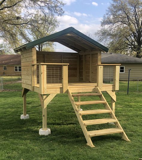 Wood Clubhouse, Diy Platform Play Area, Tree House No Tree, Backyard Fort Ideas, Diy Play Structure, Play House Plans, Fort Ideas Outdoor, Outdoor Play House, Kids Play House Outdoor