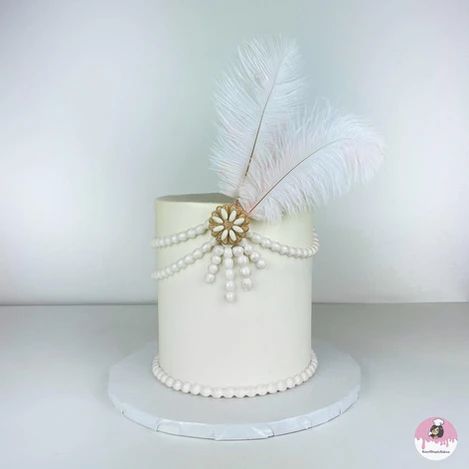 Roaring 20s cake. great gatsby party Gatsby Theme Cake, 1920 Cake Ideas, 1920s Cake Ideas, Roaring 20s Cake Ideas, Gatsby Cake Birthday, Roaring 20s Cake, Gold Theme Cake, 1920s Cake, Great Gatsby Cake