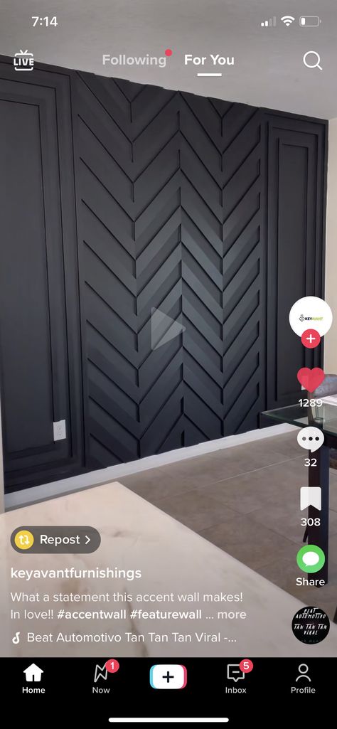 Feature Wall Interior Design, Black Wall Ideas, Dark Color Schemes, Wooden Accent Wall, Monochromatic Decor, Black Feature Wall, Wall Design Ideas, Herringbone Wall, Interior Cladding