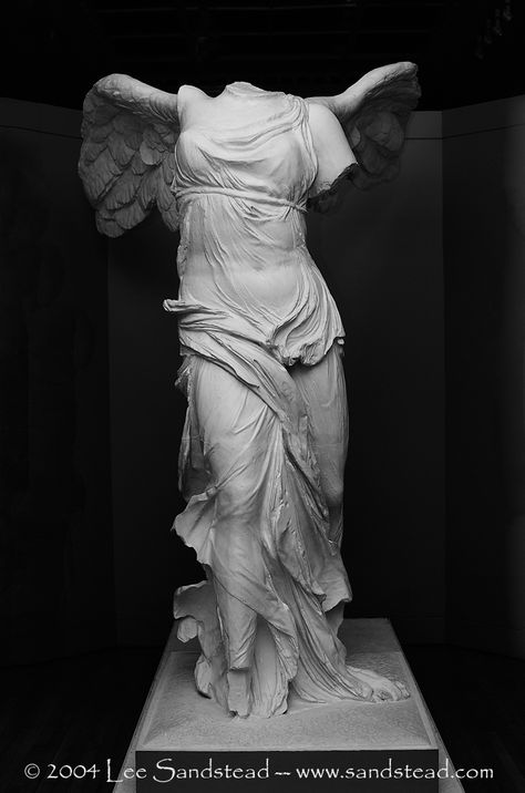 (Νίκη) era la diosa de la victoria. Se le representaba a menudo como una pequeña escultura alada en la mano de otro dios más importante, como Zeus o Atenea. Presidía competiciones atléticas y militares. Suele aparecer representada con alas y portando una palma o una guirnalda de laurel. Su equivalente en la mitología romana era Victoria, con quien se consideraba que Atenea se había criado de pequeña. El logo de Nike, llamado Swoosh es la esquematización de un ala de Niké. Nike Sculpture, Greek Goddess Nike, Hellenistic Sculpture, Victory Tattoo, Goddess Nike, The Winged Victory, Nike Of Samothrace, Era Victoria, Winged Victory Of Samothrace