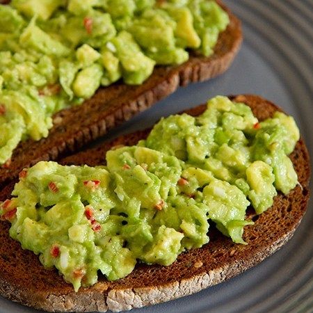 Guacamole Toast, Toast Aesthetic, Simple Guacamole, Guacamole Ingredients, Easy Guacamole, Diet Foods, Red Chilli, Spring Onion, Toast Recipes