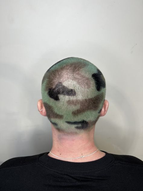 Shaved head with camouflage pattern in haircolour painted on - camouflage colour Shaved Heads, Buzz Cut Hairstyles, Buzzed Hair, Shaved Hair Designs, Cut Hairstyles, Haircut And Color, Shaved Head, Creative Colour, Head Design