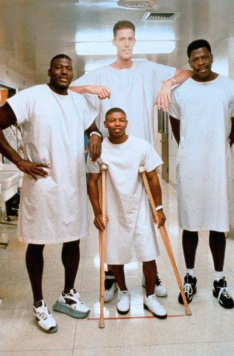 Muggsy Bogues, Nba Highlights, 90s Basketball, Basketball Background, Basketball Memes, Nba Basketball Art, Basketball History, Green Giant, Basketball Photography