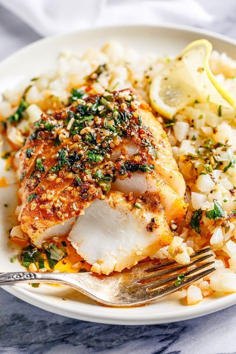 Lemon Garlic Butter Baked Cod Fillets - #baked #cod #fish #recipe #eatwell101 - This lemon garlic butter baked cod is a quick and flavorful weeknight dinner that can be made in under 25 minutes. - #recipe by #eatwell101 Perch Recipes, Cod Fish Recipes Baked, Baked Cod Fillets, Cod Fillet Recipes, Grilled Cod, Fish Fillet Recipe, Baked Cod Recipes, Cod Fillets, Cod Fish Recipes