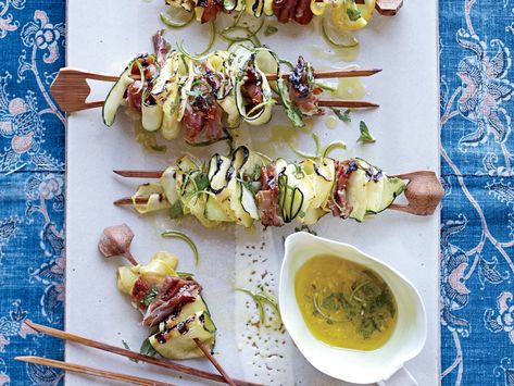 Grilled zucchini ribbons and prosciutto with herb dressing Squash Ribbons, Summer Vegetable Recipes, Grilled Appetizers, Mint Dressing, Grilled Squash, Spiralizer Recipes, Grilled Zucchini, Quick Appetizers, Think Food