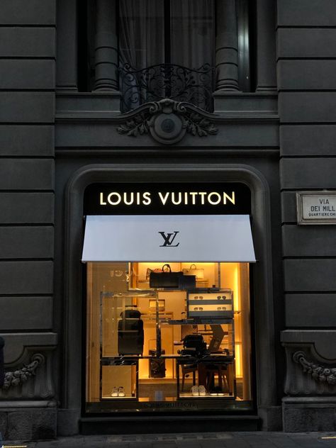 Louis Vuitton Luxury Brand Store Interior Design, Louis Vuitton Moodboard, Louis Vuitton Store Aesthetic, Louis Vuitton Store Interior, Viton Louis, Luxury Brands Aesthetic, Lv Aesthetic, Louis Vuitton Aesthetic, Louis Vuitton Wallpaper