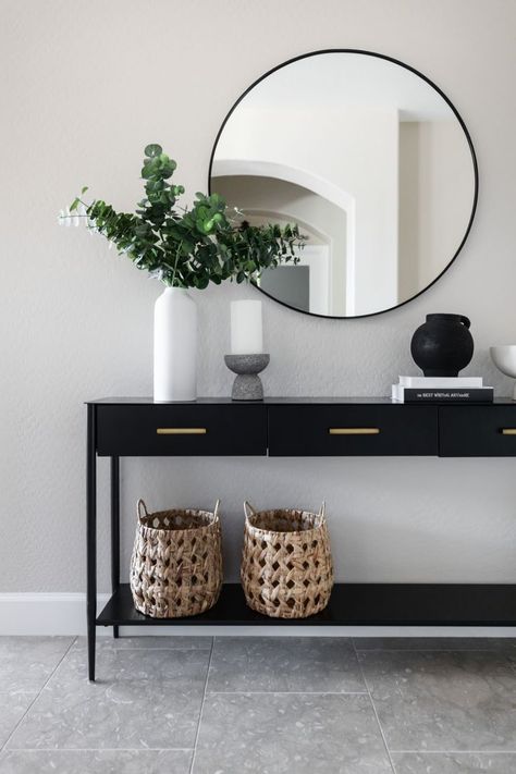 Hall Console Table Ideas, White Console Table Decor, Black Console Table Entryway, Foyer Design Modern Entrance, Hallway Table Decor, Console Table Entryway, White Console Table, Beach House Interior Design, Black Console Table