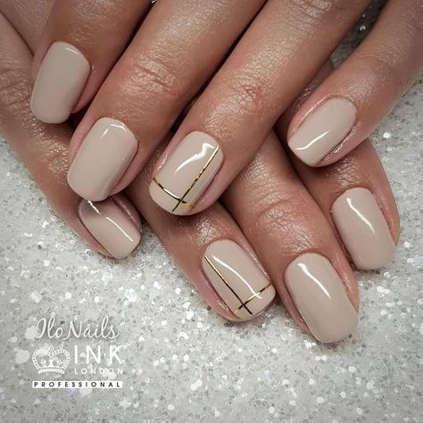 Elegant Nails Neutral, Plain Wedding Nails, Fall Nude Nails 2024, Cream Nails Designs Classy, Cream Nails With Gold, Pale Color Nails, Nude Winter Nails Short, Nude Gel Nails Short, Short Gold Nail Designs