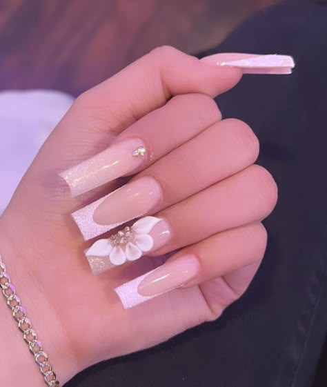 Pink Acrylic Nails 3d Flowers, Nail Idea With Flowers, Light Pink Nails Medium Length, White Nails Medium Length With Design, Latina Nail Designs White, Good Acrylic Nails, Cute Latina Nails, Ivan Cornejo Nails, Medium White Nails