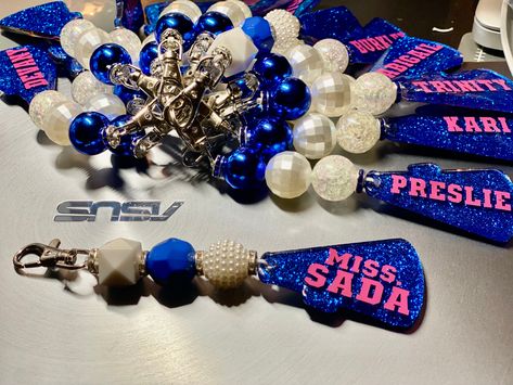 Cheerleader Keychains Diy, Cheer Squad Gifts Diy, Cheer Bag Tags Diy, Cheerleader Goodie Bag Ideas, Cheer Bag Tags, Cheerleading Crafts, Cheer Crafts, Cheer Squad Gifts, Spirit Stick