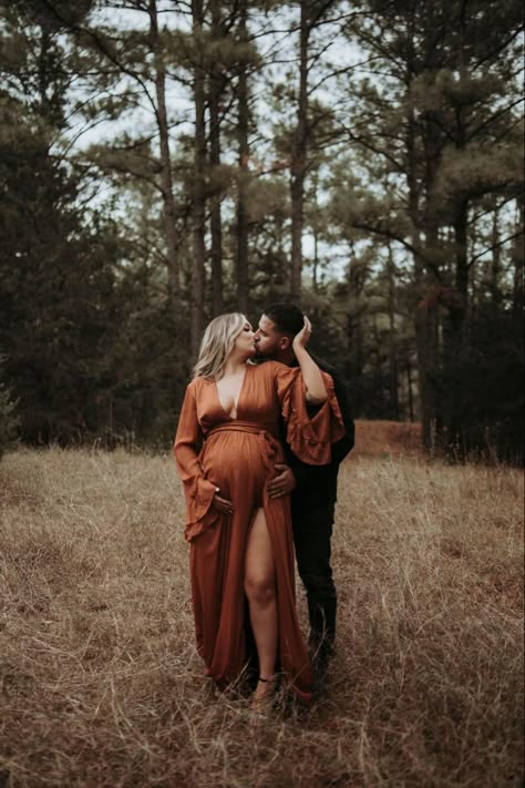 Maturity Couple Photoshoot, Maturity Photoshoot Sunset, Dressy Maternity Pictures, October Maternity Shoot Ideas, Fall Maternity Poses, Fall Boho Maternity Photos, Maternity Picture Inspiration, Maternity Photoshoot In Woods, Chair Maternity Photos