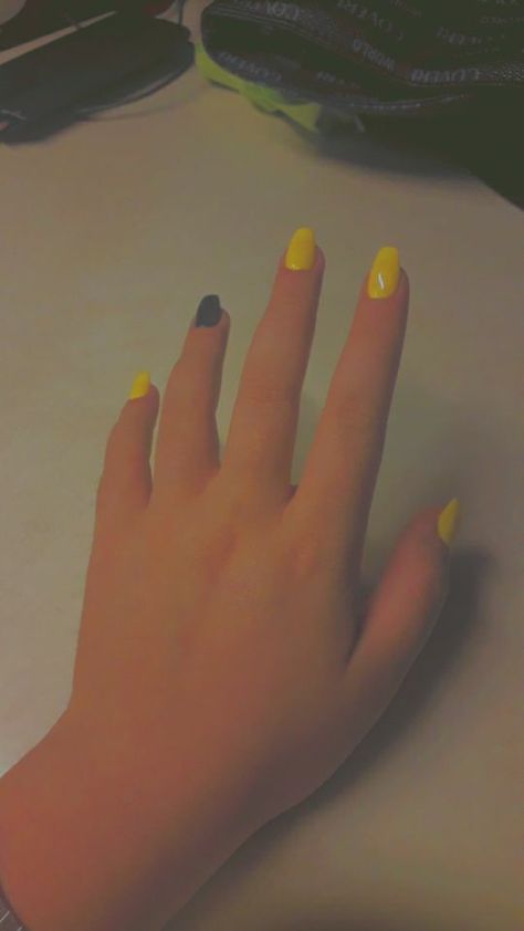 Ballerina yellow&black nails Black And Yellow Nails Simple, Yellow Black Nails, Yellow And Black Nails, Black And Yellow Nails, Soccer Nails, Yellow Nail Art, Peach Nails, Basic Shorts, Cute Nail Art