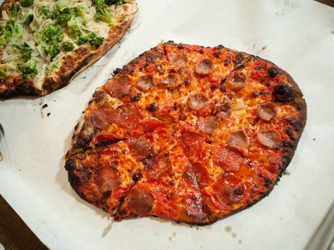 The 5 Must-Visit New Haven Pizzerias New Haven Pizza, Big Pizza, Pizza Branding, Pizza Style, Pizza Bar, Pizza Crust Recipe, Fire Pizza, Clean Diet, Pizza Pie